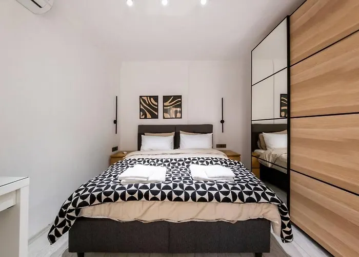 Daire Center 2 Bedroom Calm Modern Garden Floor Flat - Yeni Dunya *