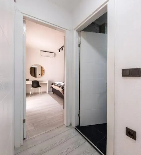 Center 2 Bedroom Calm Modern Garden Floor Flat - Yeni Dunya Daire *