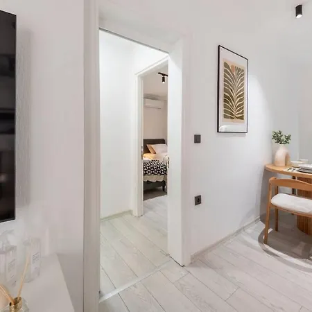 Center 2 Bedroom Calm Modern Garden Floor Flat - Yeni Duenya