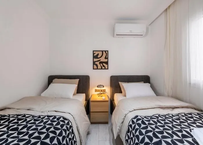 Center 2 Bedroom Calm Modern Garden Floor Flat - Yeni Dunya Apartmán Bodrum